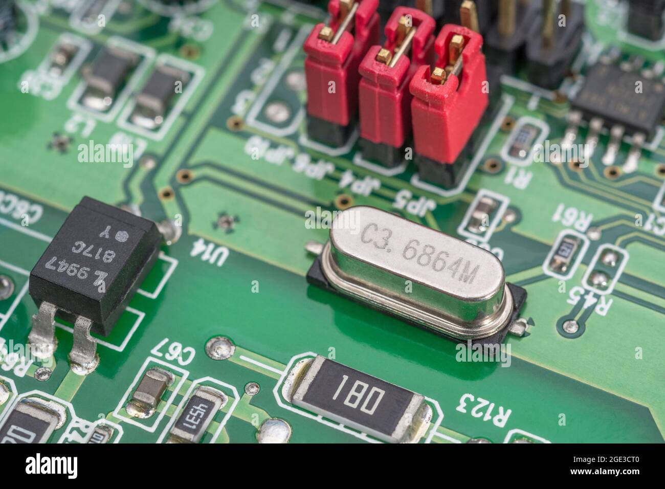 Résonateur oscillateur quartz sur circuit imprimé. Les oscillateurs fournissent un « battement de cœur » électrique aux autres composants d'un système électrique. Banque D'Images