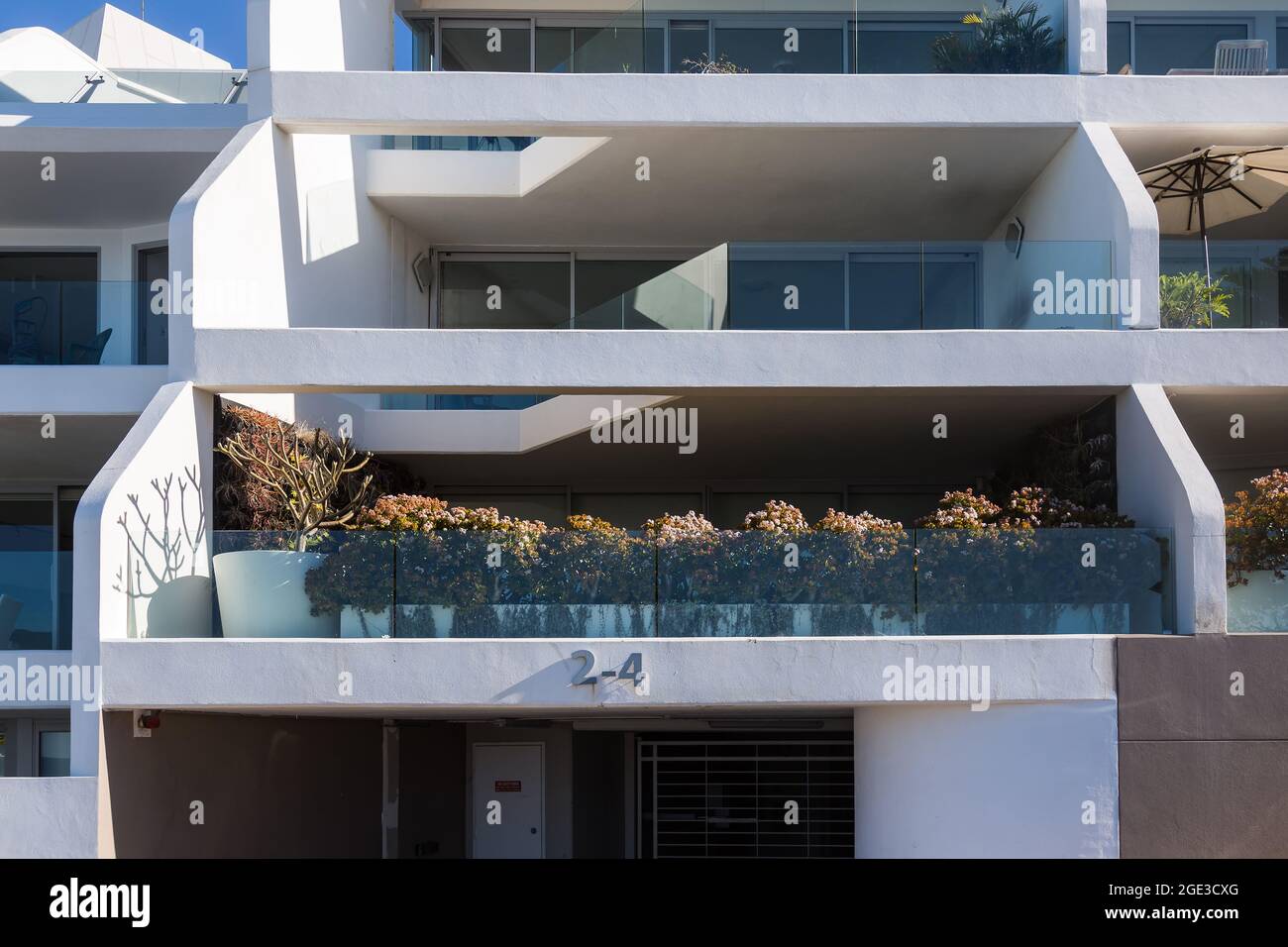 Sydney, Australie. Lundi 16 août 2021. Appartements de luxe donnant sur Bondi Beach et présentant des plantes exquises sur le balcon. Les restrictions COVID-19 ont été renforcées dans toute la Nouvelle-Galles du Sud. À partir de minuit le lundi 16 août, la règle de voyage de 10 km a été réduite à 5 km. Cela signifie que les résidents ne peuvent parcourir que 5 km de leur maison pour faire de l'exercice ou faire du shopping. Crédit : Paul Lovelace/Alamy Live News Banque D'Images
