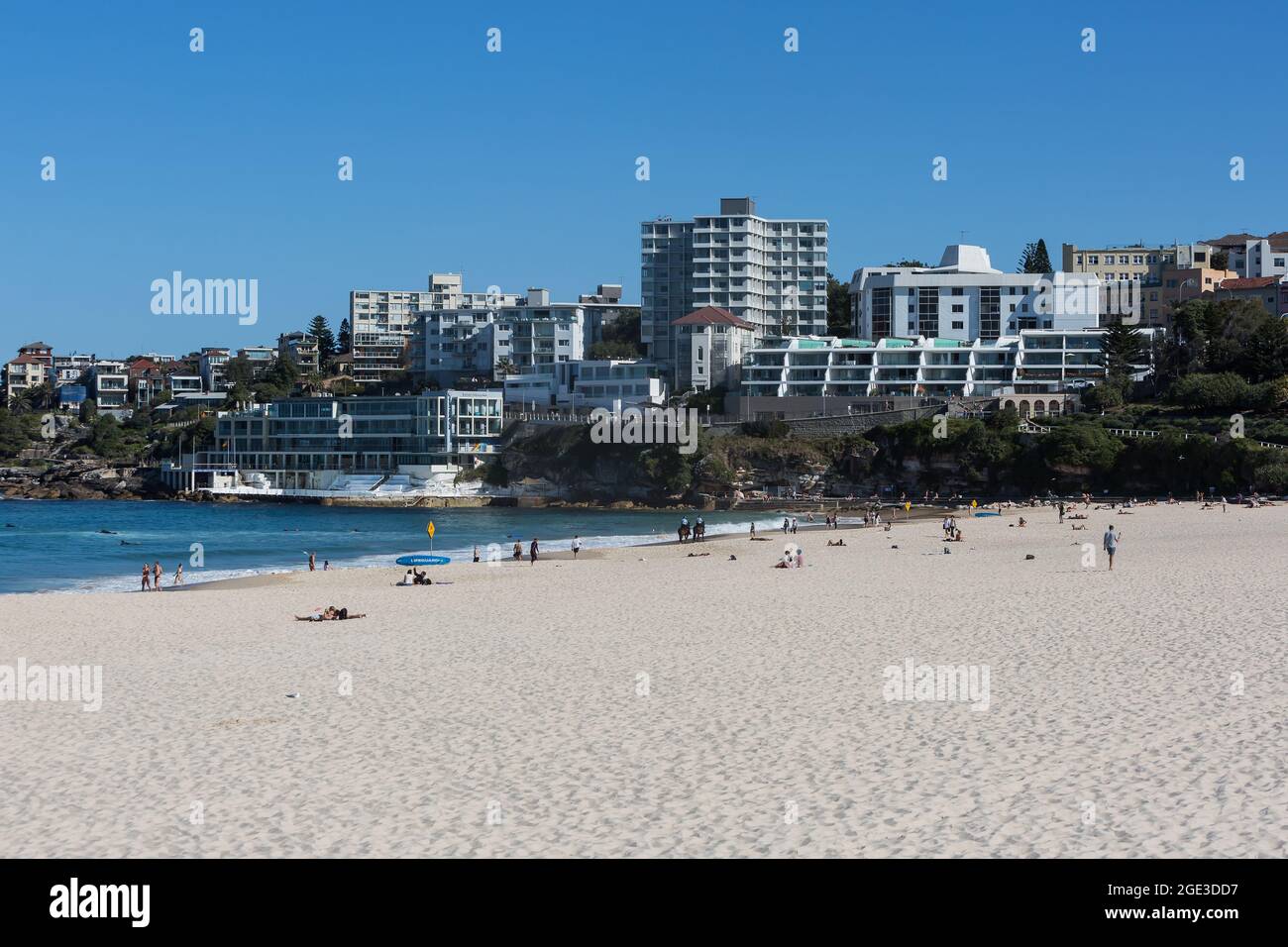 Sydney, Australie. Lundi 16 août 2021. La patrouille de police montée Bondi Beach, car les restrictions COVID-19 ont été renforcées dans toute la Nouvelle-Galles du Sud. À partir de minuit le lundi 16 août, la règle de voyage de 10 km a été réduite à 5 km. Cela signifie que les résidents ne peuvent parcourir que 5 km de leur maison pour faire de l'exercice ou faire du shopping. Crédit : Paul Lovelace/Alamy Live News Banque D'Images