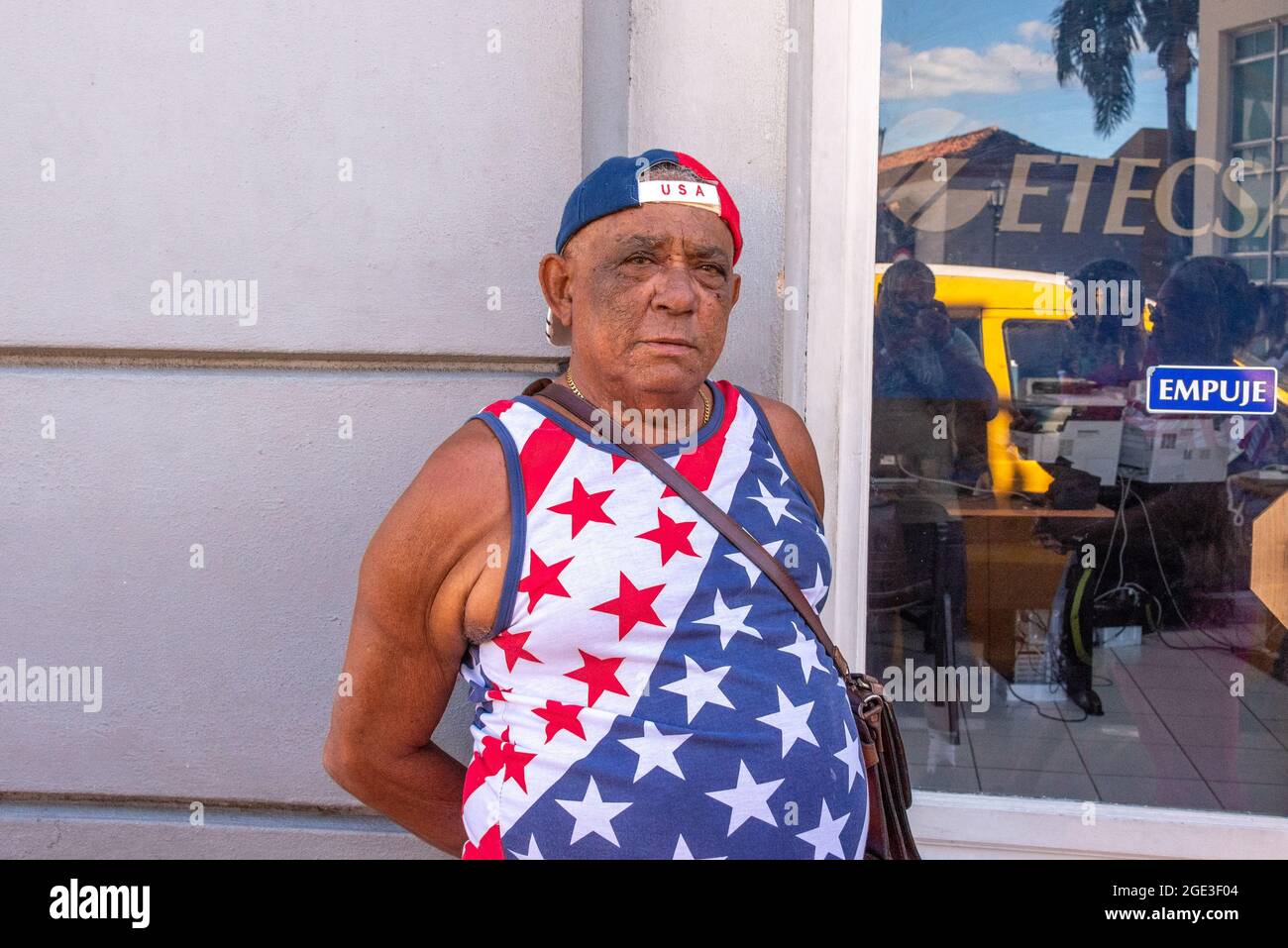 Homme cubain avec t-shirt drapeau américain, Santiago de Cuba, Cuba, 2016 Banque D'Images