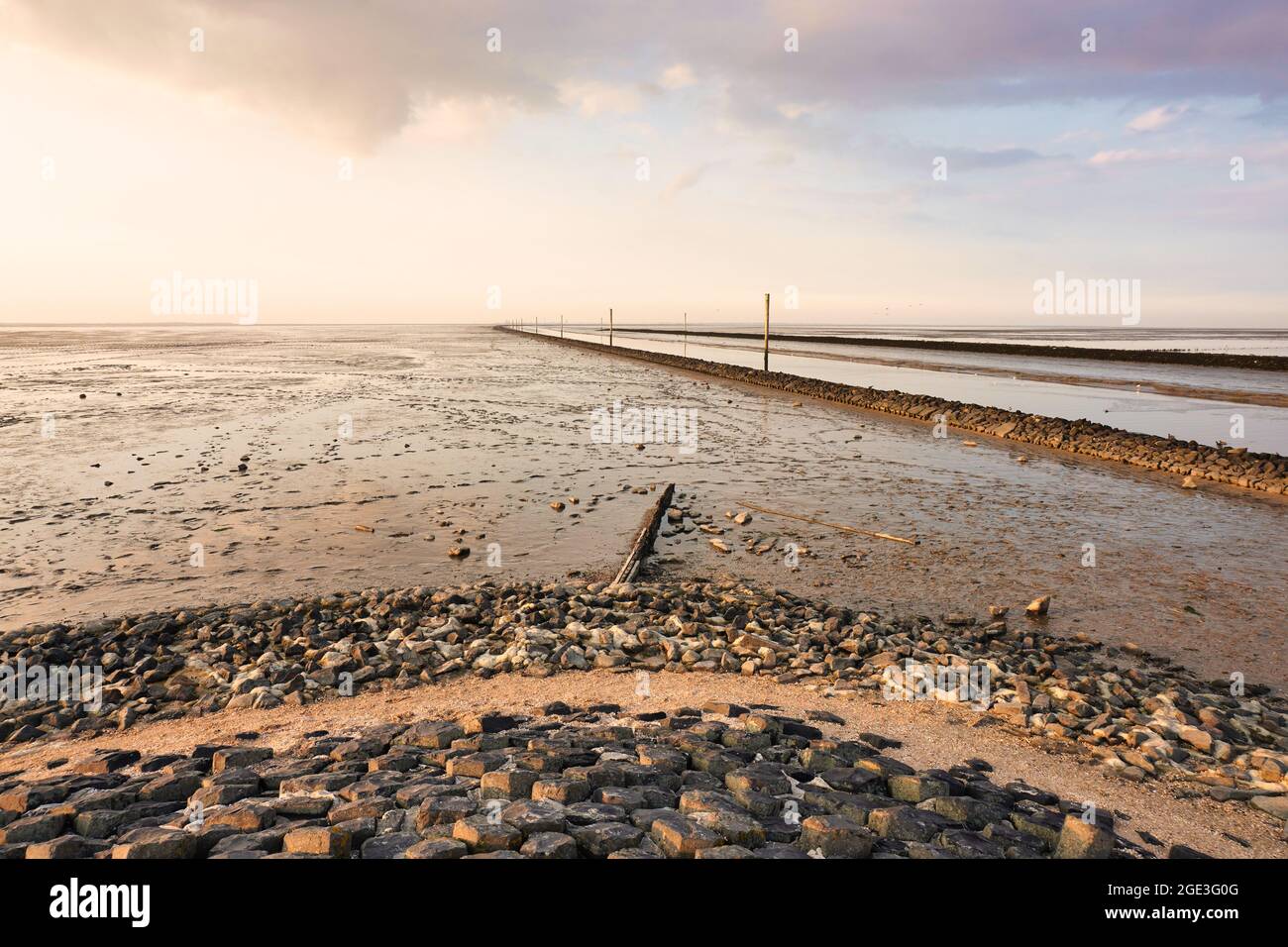 Parc national de la mer des Wadden. Côte de la Mer du Nord de la Frise orientale, Harlesiel, Wittmund, Basse-Saxe, Allemagne. Canal d'expédition portuaire de Harlesiel. Banque D'Images