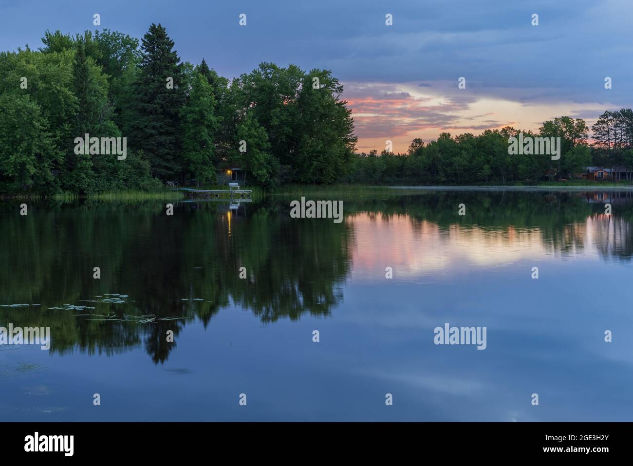Lever du soleil sur le lac Blaisdell dans le nord du Wisconsin. Banque D'Images