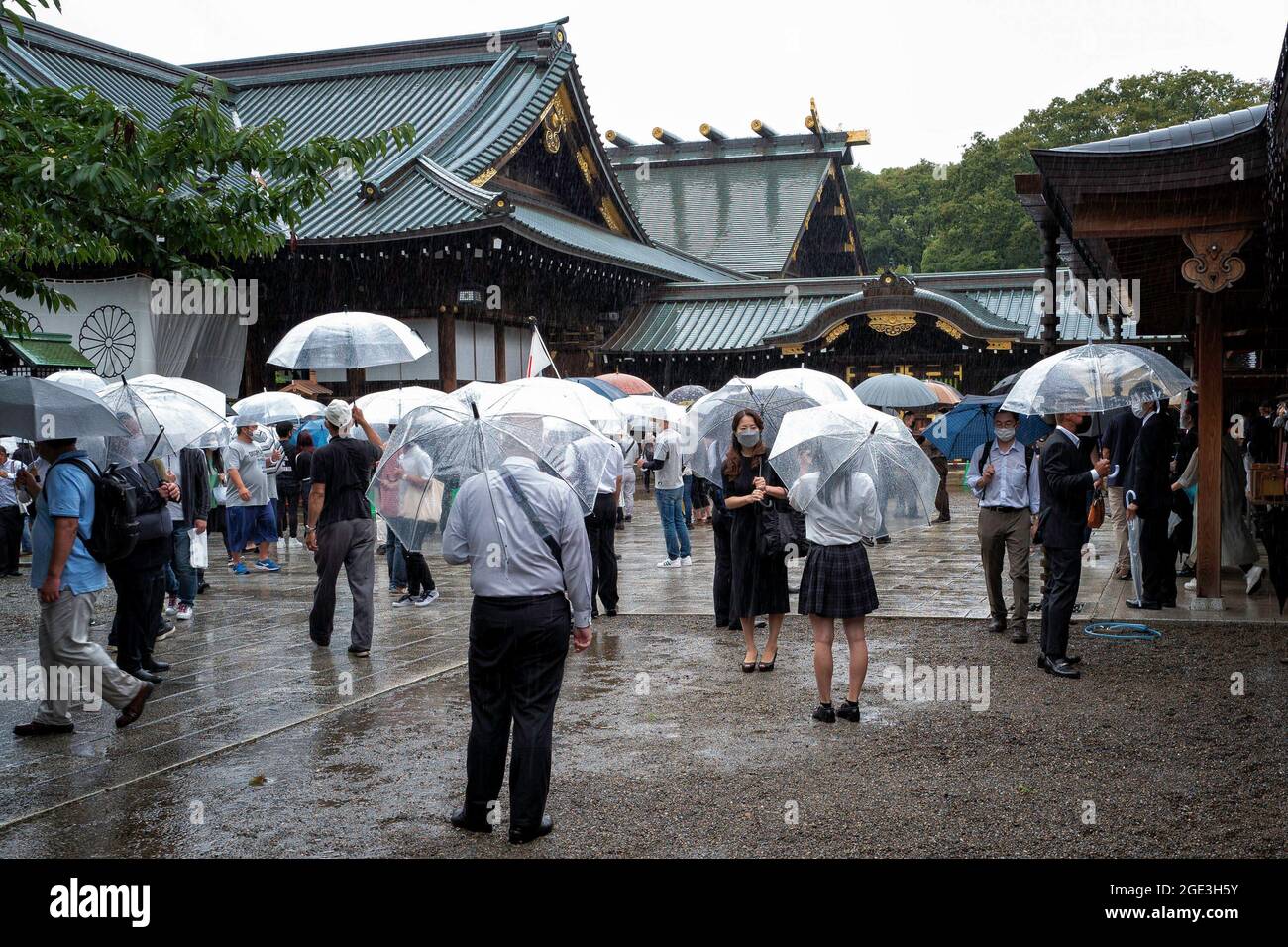 Les gens ont vu partir après avoir rendu hommage lors de leur visite au sanctuaire Yasukuni à l'occasion du 76e anniversaire de la défaite de la Seconde Guerre mondiale. Le 15 août au Japon est l'anniversaire de la fin de la guerre du Pacifique ou de la Seconde Guerre mondiale. Cette année a été la 76e année de ce souvenir au sanctuaire Yasukuni à Tokyo. Chaque année, le 15 août, une foule diversifiée arrive au sanctuaire de Yasukuni pour se souvenir et respecter les membres de leur famille et leurs proches qui ont été victimes pendant les guerres au Japon, non seulement pendant la Seconde Guerre mondiale, mais toutes les guerres depuis 1870 qui ont été combattues au service de l'empereur. Banque D'Images