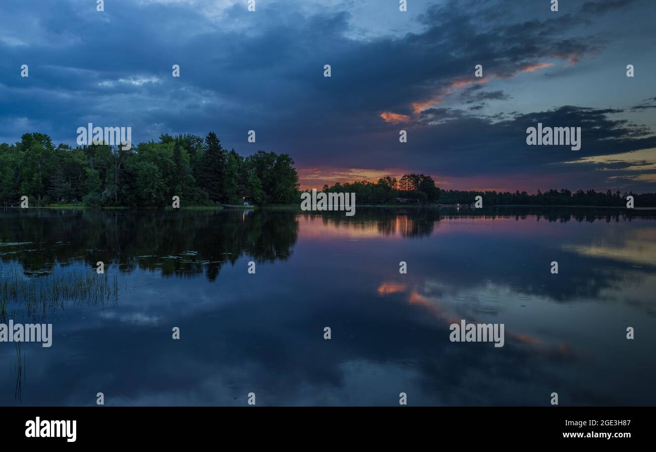 Lever du soleil sur le lac Blaisdell dans le nord du Wisconsin. Banque D'Images