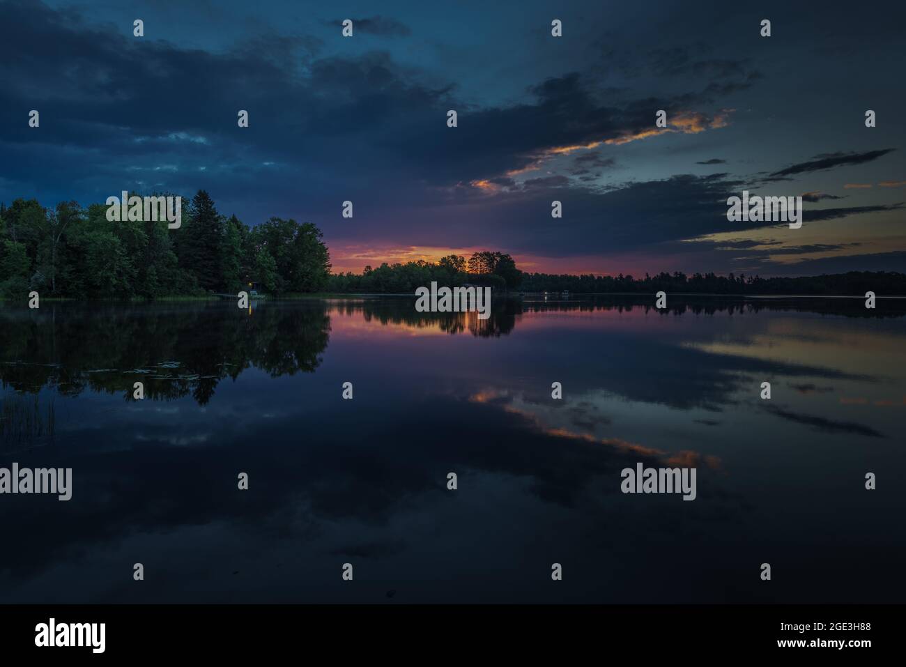 Lever du soleil sur le lac Blaisdell dans le nord du Wisconsin. Banque D'Images
