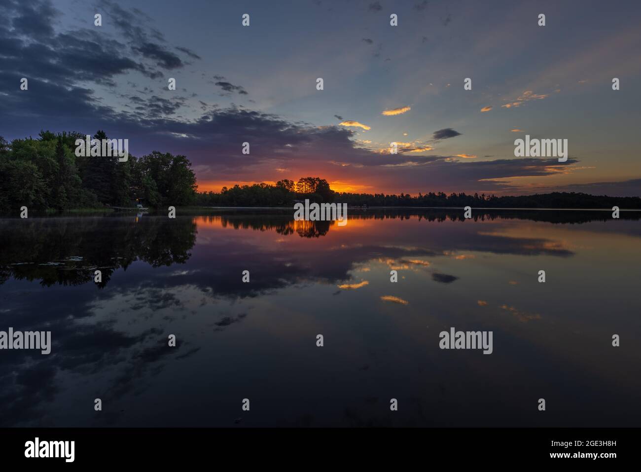 Lever du soleil sur le lac Blaisdell dans le nord du Wisconsin. Banque D'Images