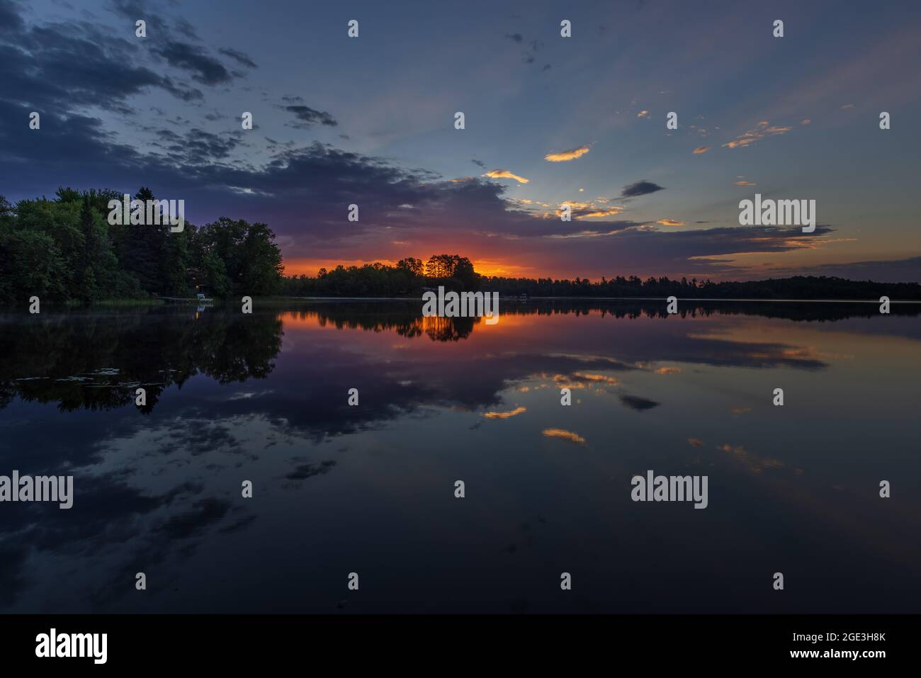 Lever du soleil sur le lac Blaisdell dans le nord du Wisconsin. Banque D'Images