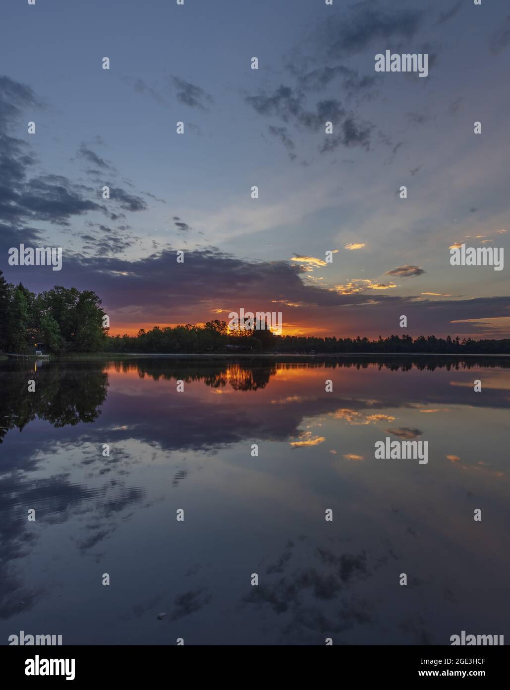 Lever du soleil sur le lac Blaisdell dans le nord du Wisconsin. Banque D'Images