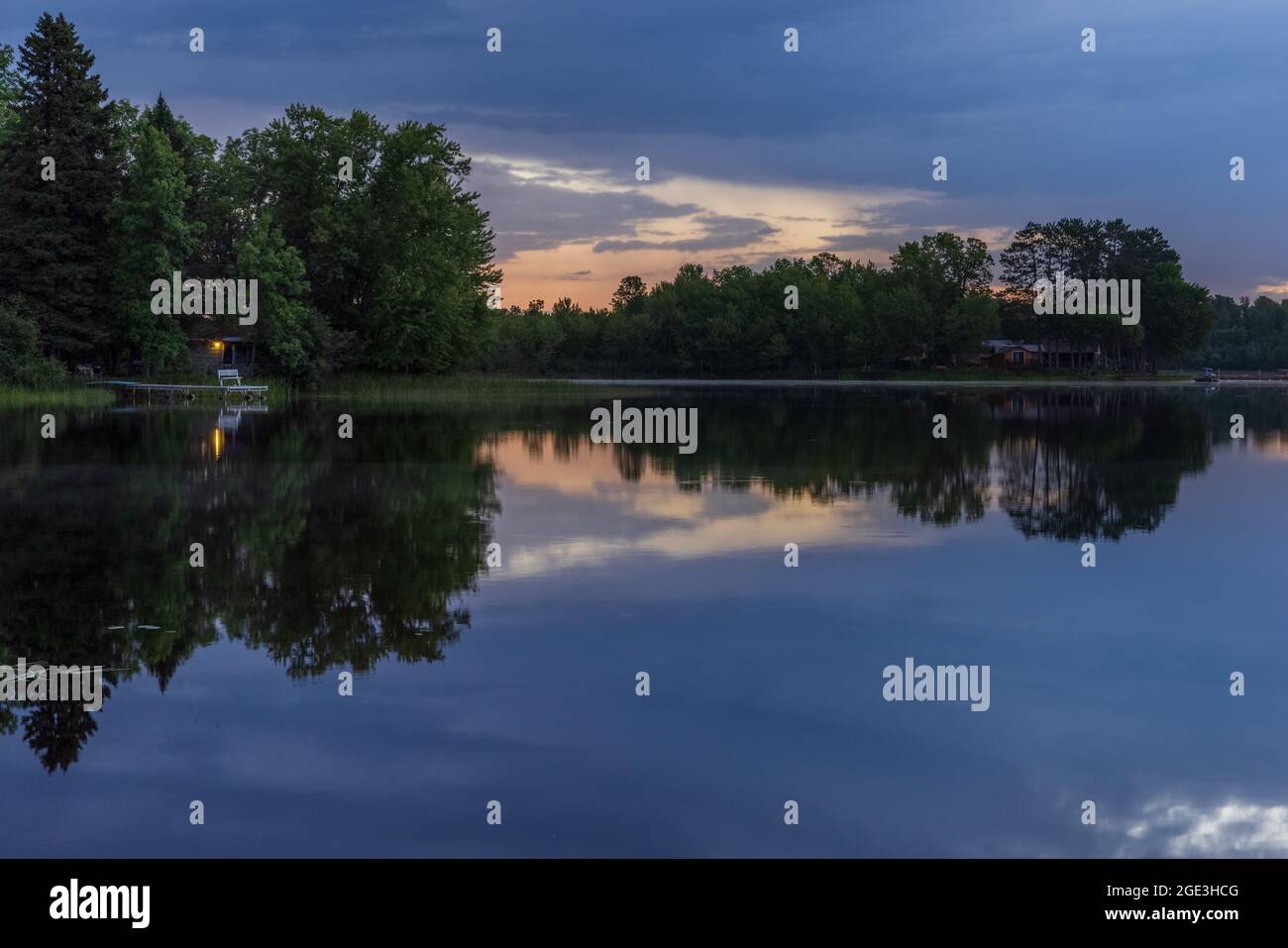 Lever du soleil sur le lac Blaisdell dans le nord du Wisconsin. Banque D'Images