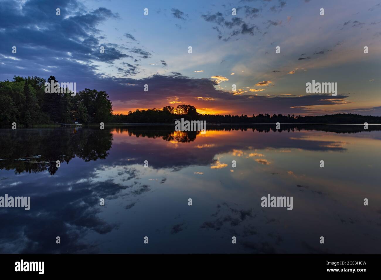 Lever du soleil sur le lac Blaisdell dans le nord du Wisconsin. Banque D'Images