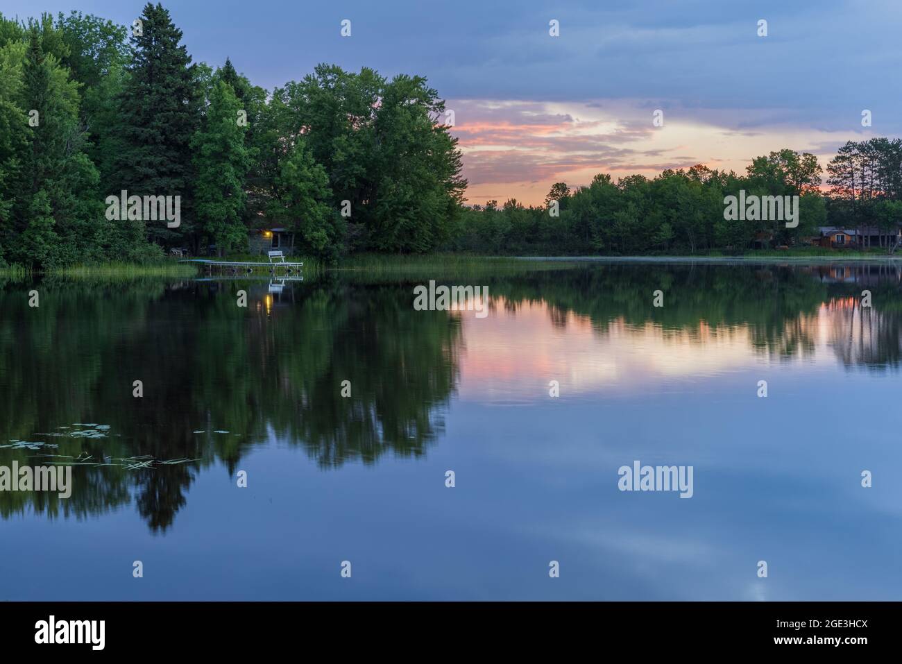 Lever du soleil sur le lac Blaisdell dans le nord du Wisconsin. Banque D'Images