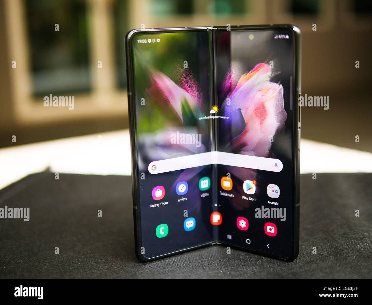 Bangkok, Thaïlande - 11 août 2021 : Samsung lance officiellement le dernier smartphone  pliable phare, le Samsung Galaxy Flip 3 Photo Stock - Alamy
