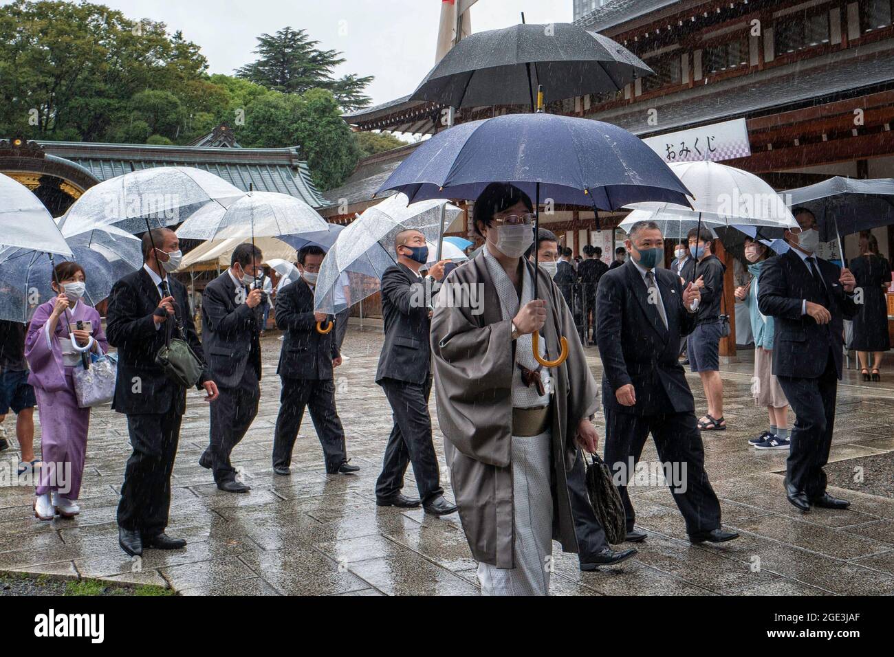 Les gens ont vu partir après avoir rendu hommage lors de leur visite au sanctuaire Yasukuni à l'occasion du 76e anniversaire de la défaite de la Seconde Guerre mondiale. Le 15 août au Japon est l'anniversaire de la fin de la guerre du Pacifique ou de la Seconde Guerre mondiale. Cette année a été la 76e année de ce souvenir au sanctuaire Yasukuni à Tokyo. Chaque année, le 15 août, une foule diversifiée arrive au sanctuaire de Yasukuni pour se souvenir et respecter les membres de leur famille et leurs proches qui ont été victimes pendant les guerres au Japon, non seulement pendant la Seconde Guerre mondiale, mais toutes les guerres depuis 1870 qui ont été combattues au service de l'empereur. (Photo de Tanja Houwerzijl/SOPA Images/Sipa USA) Banque D'Images