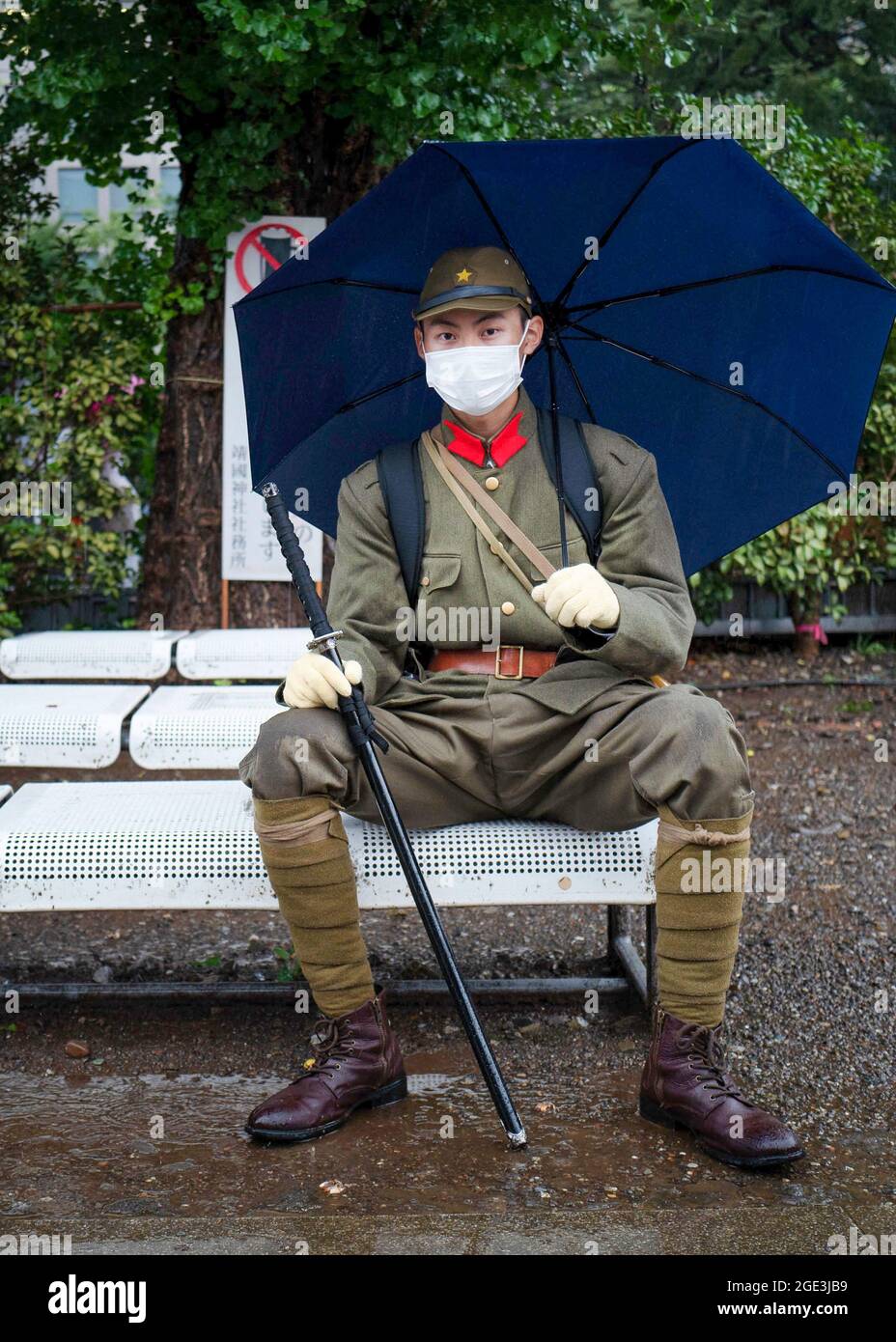 Un homme habillé comme soldat de la Seconde Guerre mondiale attend sur un banc près de l'entrée du sanctuaire Yasukuni à l'occasion du 76e anniversaire de la défaite de la Seconde Guerre mondiale. Le 15 août au Japon est l'anniversaire de la fin de la guerre du Pacifique ou de la Seconde Guerre mondiale. Cette année a été la 76e année de ce souvenir au sanctuaire Yasukuni à Tokyo. Chaque année, le 15 août, une foule diversifiée arrive au sanctuaire de Yasukuni pour se souvenir et respecter les membres de leur famille et leurs proches qui ont été victimes pendant les guerres au Japon, non seulement pendant la Seconde Guerre mondiale, mais toutes les guerres depuis 1870 qui ont été combattues au service de l'empereur. (Photo de Tanja Houwerzijl/SOPA Banque D'Images