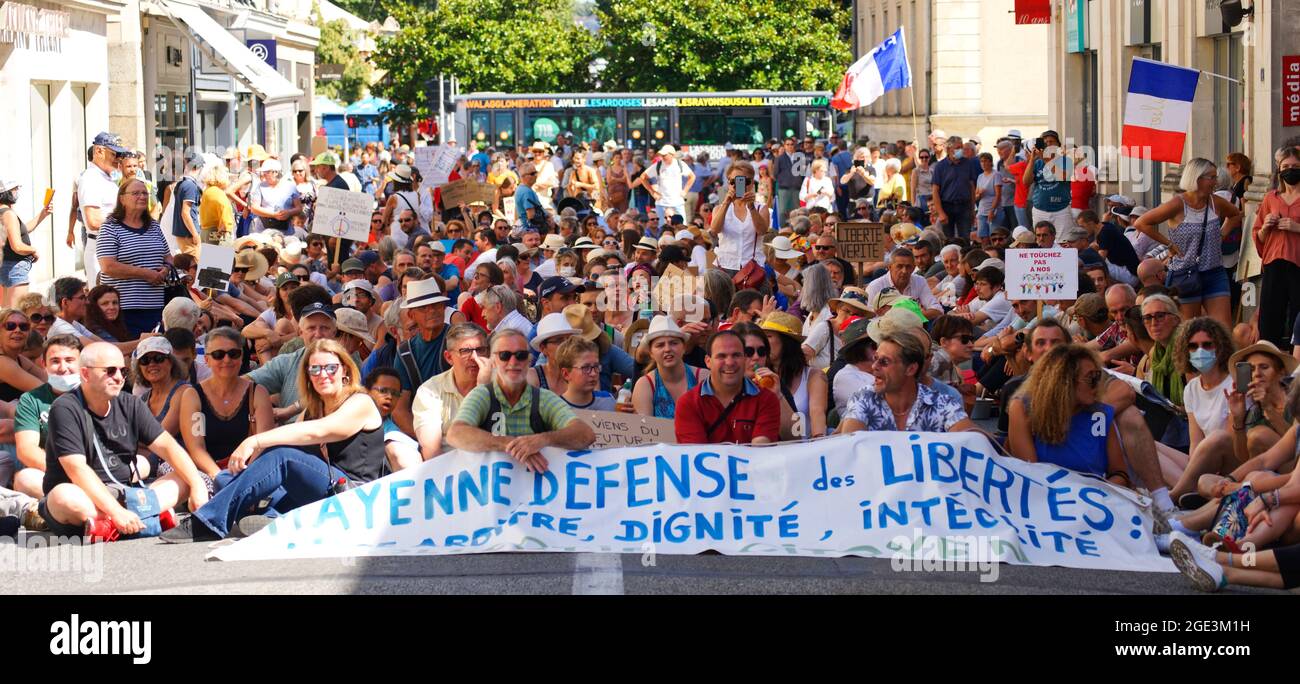 Covid manifestation sanitaire contre la passe sanitaty et contre la vaccination obligatoire (Covid, 19). Laval (Mayenne, pays de la Loire, France), 14 août 2021. Banque D'Images