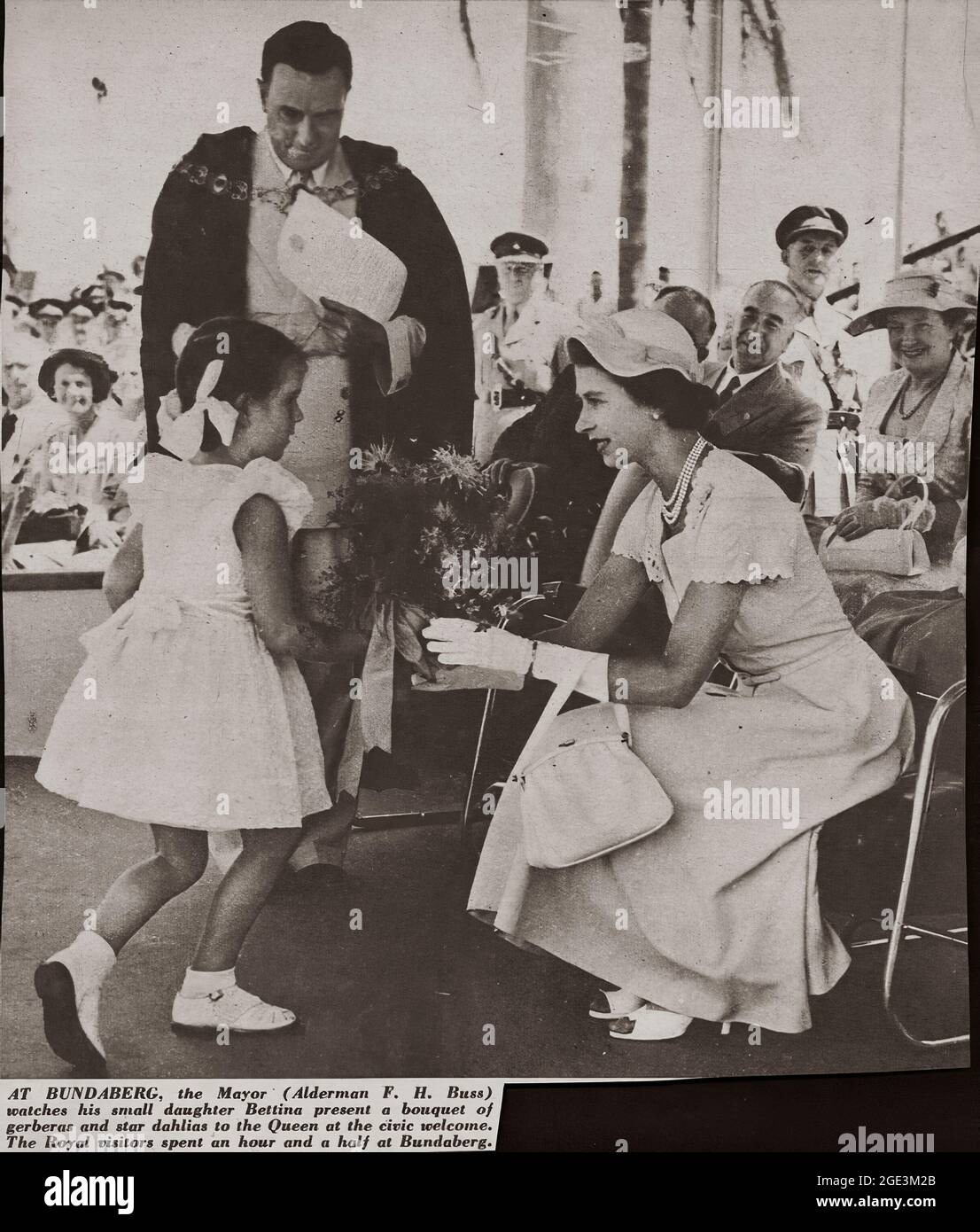 Le 3 février 1954, la reine Elizabeth II, récemment couronnée, est entrée à terre à Sydney, devenant le premier monarque régnant à visiter l'Australie. Les Australiens se sont tournés vers leurs millions pour apercevoir la jeune Reine. Elle a visité l'Australie pendant deux mois, respectant un calendrier éprouvant et on estime que près des trois quarts de la population australienne ont vu la Reine au moins une fois pendant la visite. Du 9 au 18 mars, elle a visité le Queensland et s'est rendue à Brisbane, Bundaberg, Toowoomba, Cairns, Townsville, MacKay et Rockhampton. Banque D'Images