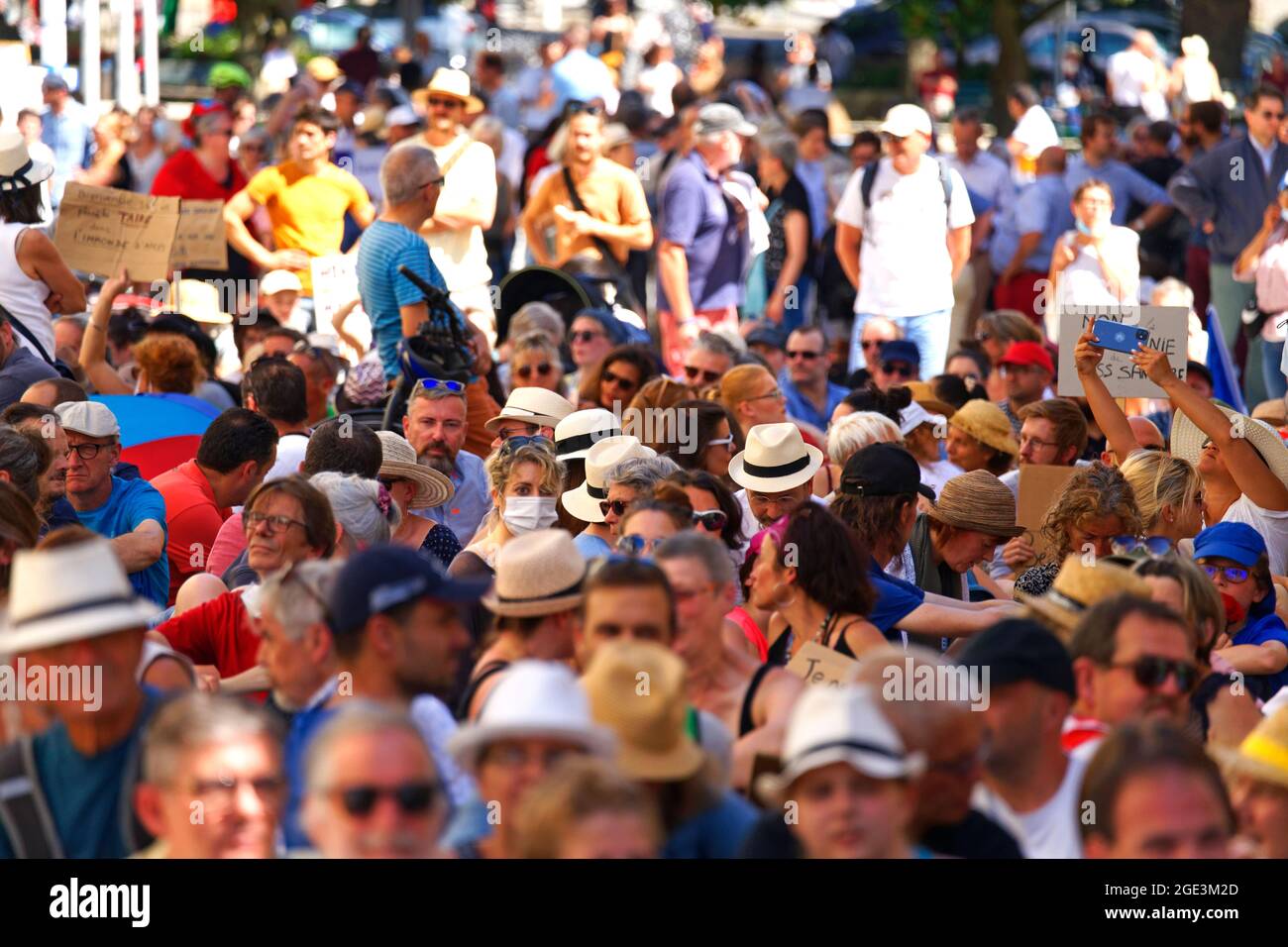 Covid manifestation sanitaire contre la passe sanitaty et contre la vaccination obligatoire. Laval (Mayenne, pays de la Loire, France), 14 août 2021. Banque D'Images