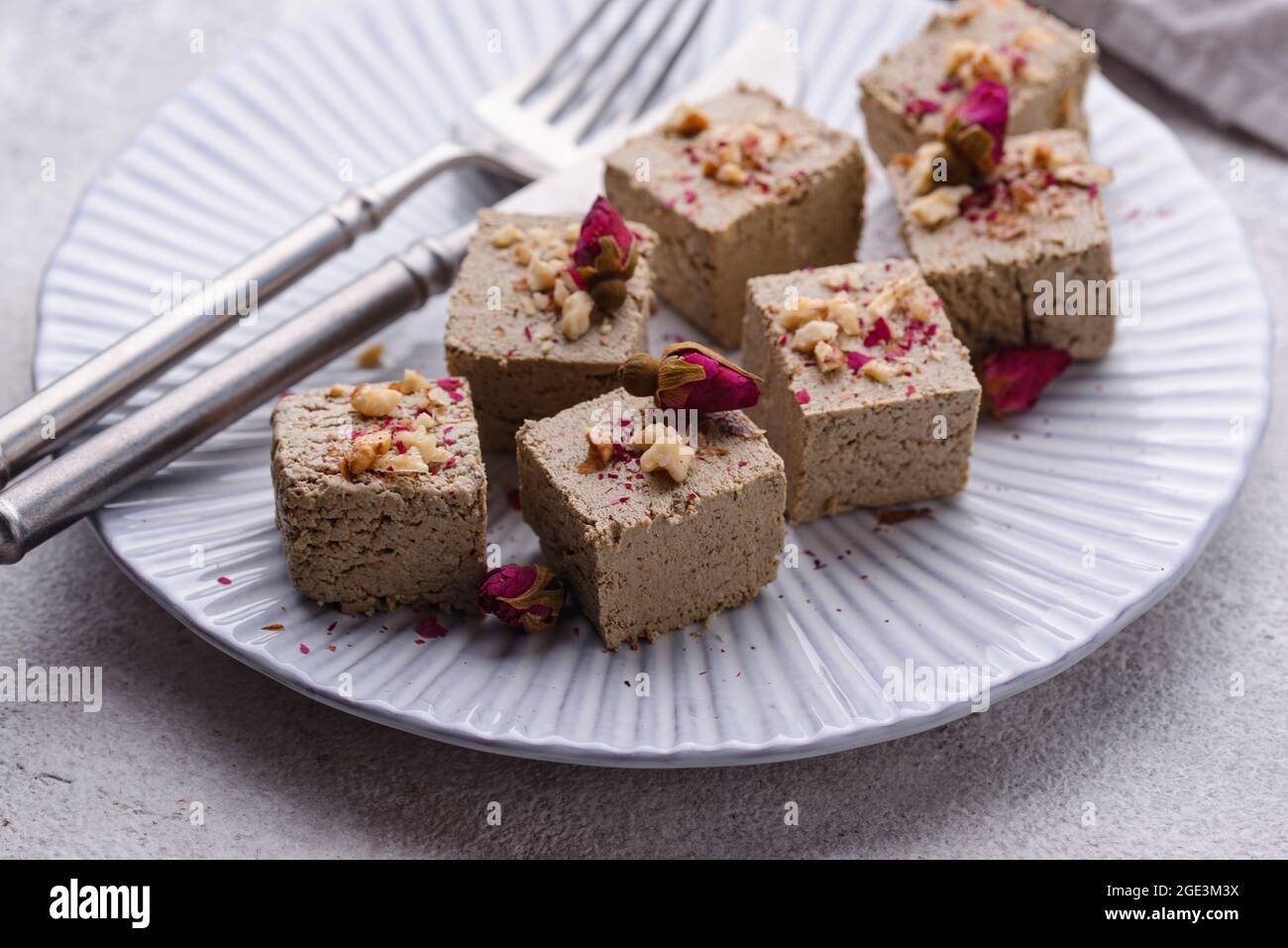 Halva aux pétales de rose et aux noix. Banque D'Images
