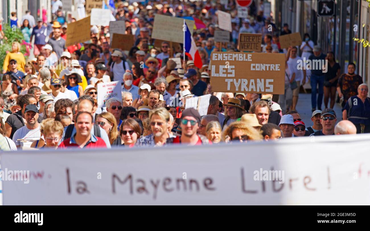 Covid manifestation sanitaire contre la passe sanitaty et contre la vaccination obligatoire. Laval (Mayenne, pays de la Loire, France), 14 août 2021. Banque D'Images