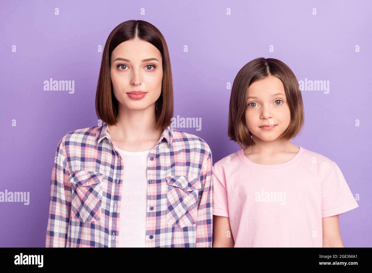 Portrait de deux jolies filles génération de meilleurs amis isolés sur fond violet violet couleur Banque D'Images