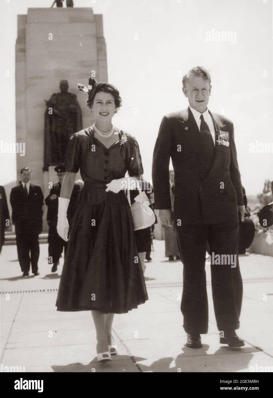 Le 3 février 1954, la reine Elizabeth II, récemment couronnée, est entrée à terre à Sydney, devenant le premier monarque régnant à visiter l'Australie. Les Australiens se sont tournés vers leurs millions pour apercevoir la jeune Reine. Elle a visité l'Australie pendant deux mois, respectant un calendrier éprouvant et on estime que près des trois quarts de la population australienne ont vu la Reine au moins une fois pendant la visite. Du 9 au 18 mars, elle a visité le Queensland et s'est rendue à Brisbane, Bundaberg, Toowoomba, Cairns, Townsville, MacKay et Rockhampton. Banque D'Images