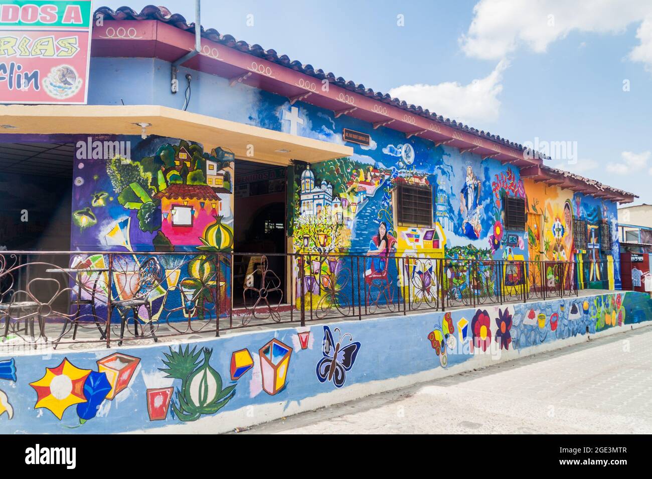 CONCEPCION DE ATACO, EL SALVADOR - 3 AVRIL 2016 : peinture murale Colorfuly dans le village de Concepcion de Ataco. Banque D'Images