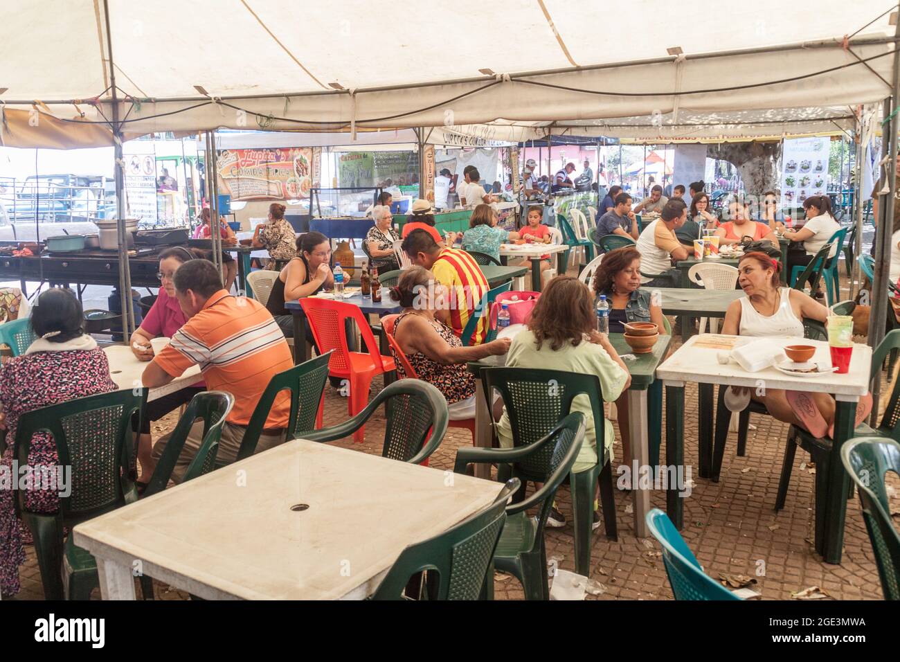 CONCEPCION DE ATACO, EL SALVADOR - 3 AVRIL 2016: Les gens mangent dans la cour de nourriture du week-end sur la place principale du village de Concepcion de Ataco. Banque D'Images