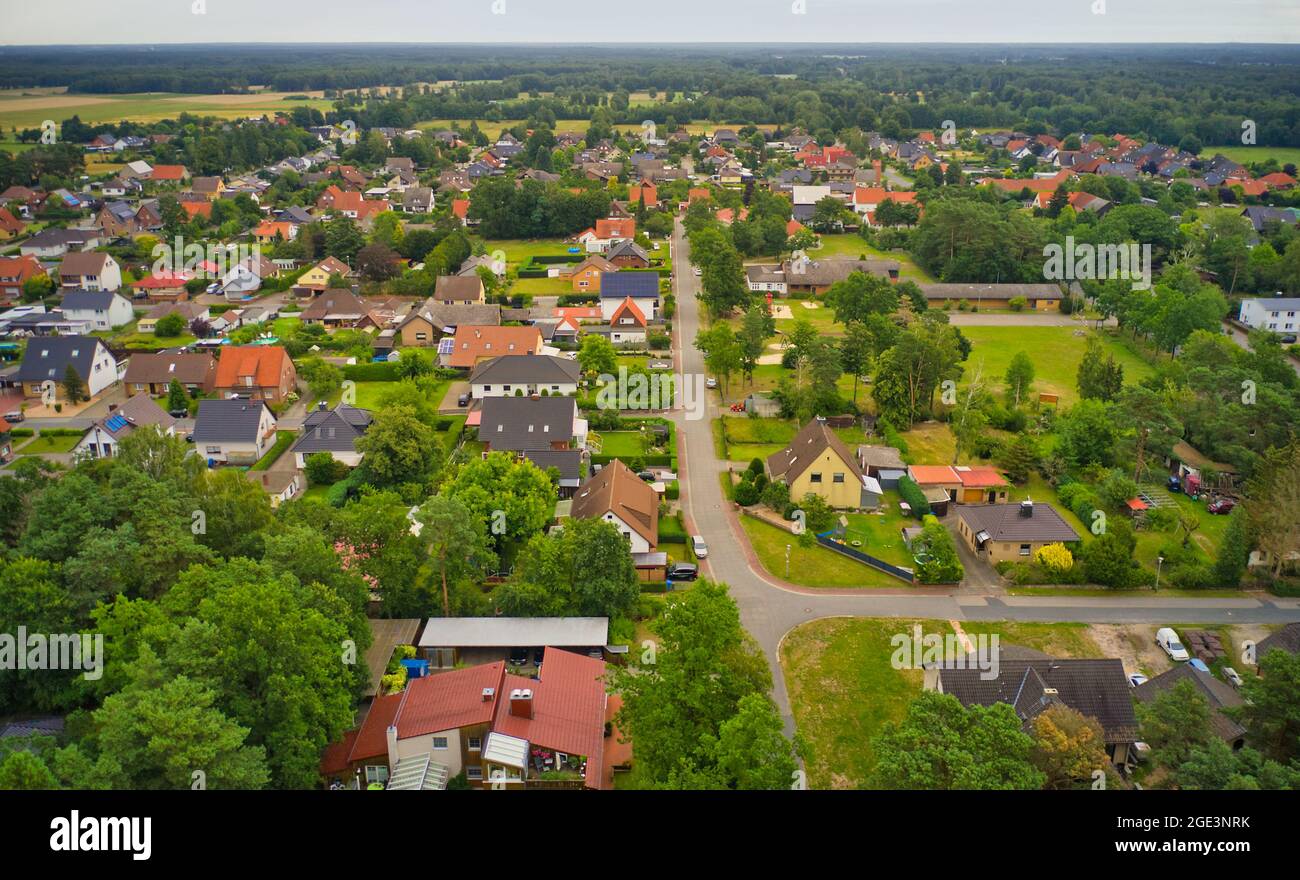 Banlieue en Allemagne avec des maisons disposées en rangées pour les familles avec un quartier proche et de petits jardins Banque D'Images