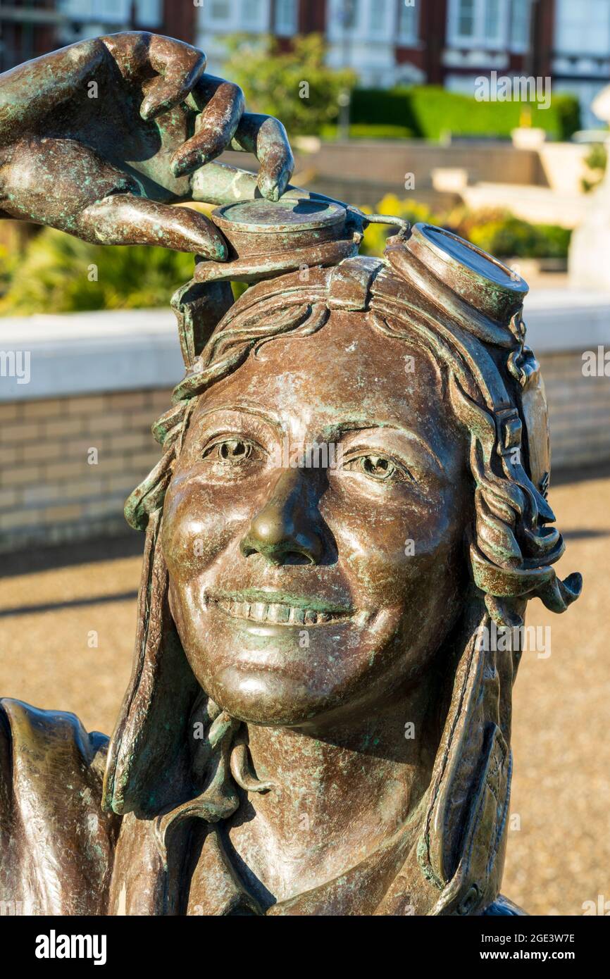 Détail de la statue de la célèbre légende volante des années 1930, Amy Johnson, créée par l'artiste Stephen Melton sur le front de mer de Herne Bay. Tête avec visage, sourire. Banque D'Images