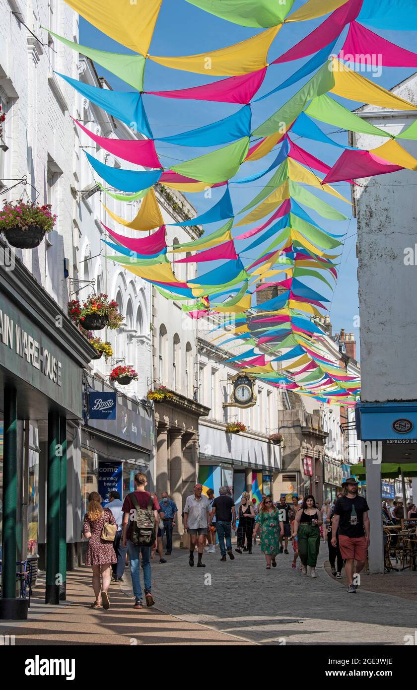 Falmouth; Cornouailles; Angleterre; Royaume-Uni. 2021. Des drapeaux colorés ornent le centre-ville de Falmouth une station balnéaire populaire dans le sud des Cornouailles Banque D'Images