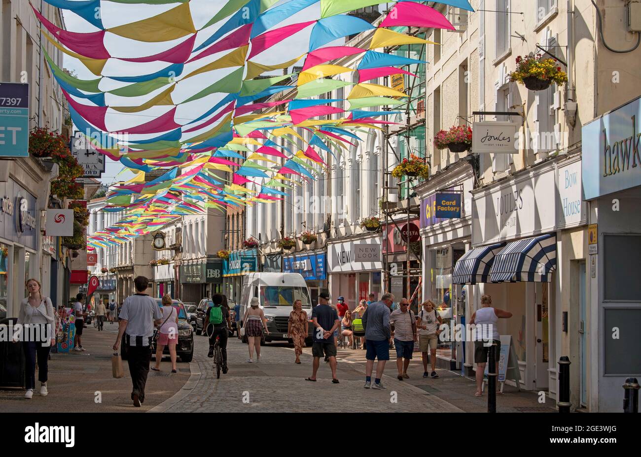 Falmouth; Cornouailles; Angleterre; Royaume-Uni. 2021. Des drapeaux colorés ornent le centre-ville de Falmouth une station balnéaire populaire dans le sud des Cornouailles Banque D'Images