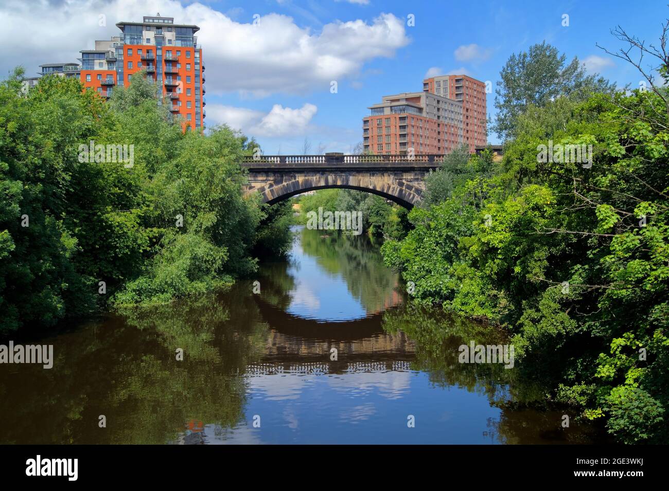 Royaume-Uni, Yorkshire de l'Ouest, Leeds, Pont sur la rivière aire avec des blocs modernes d'appartements en hauteur en arrière-plan. Vue depuis le pont de Monk. Banque D'Images