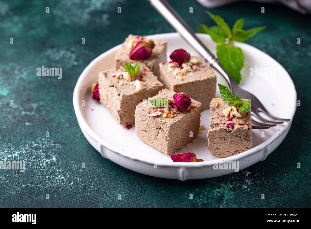 Halva aux pétales de rose et aux noix. Banque D'Images