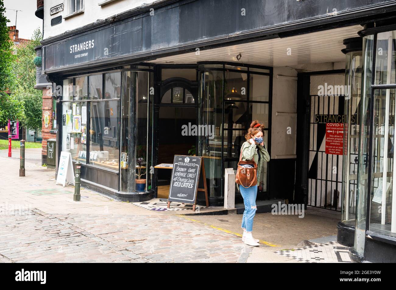 Pottergate Norwich City étrangers compagnie de café de porte serviceonly en raison des lignes directrices de Covid 19 Banque D'Images