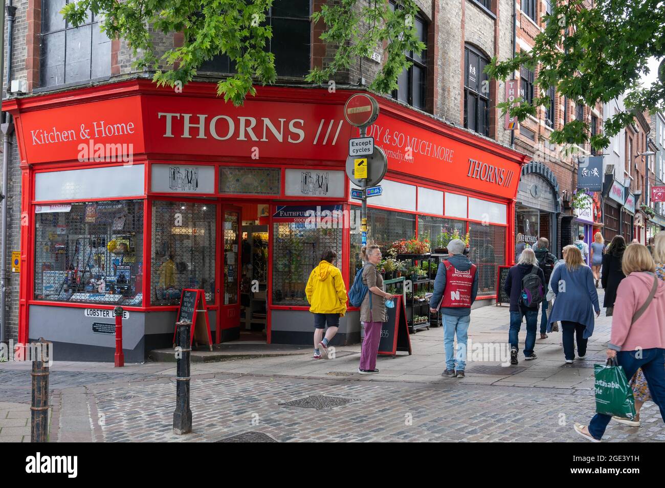 Une vue sur Thorns Hardware Shop sur Exchange Street norwich avec les gens qui marchent à travers Banque D'Images