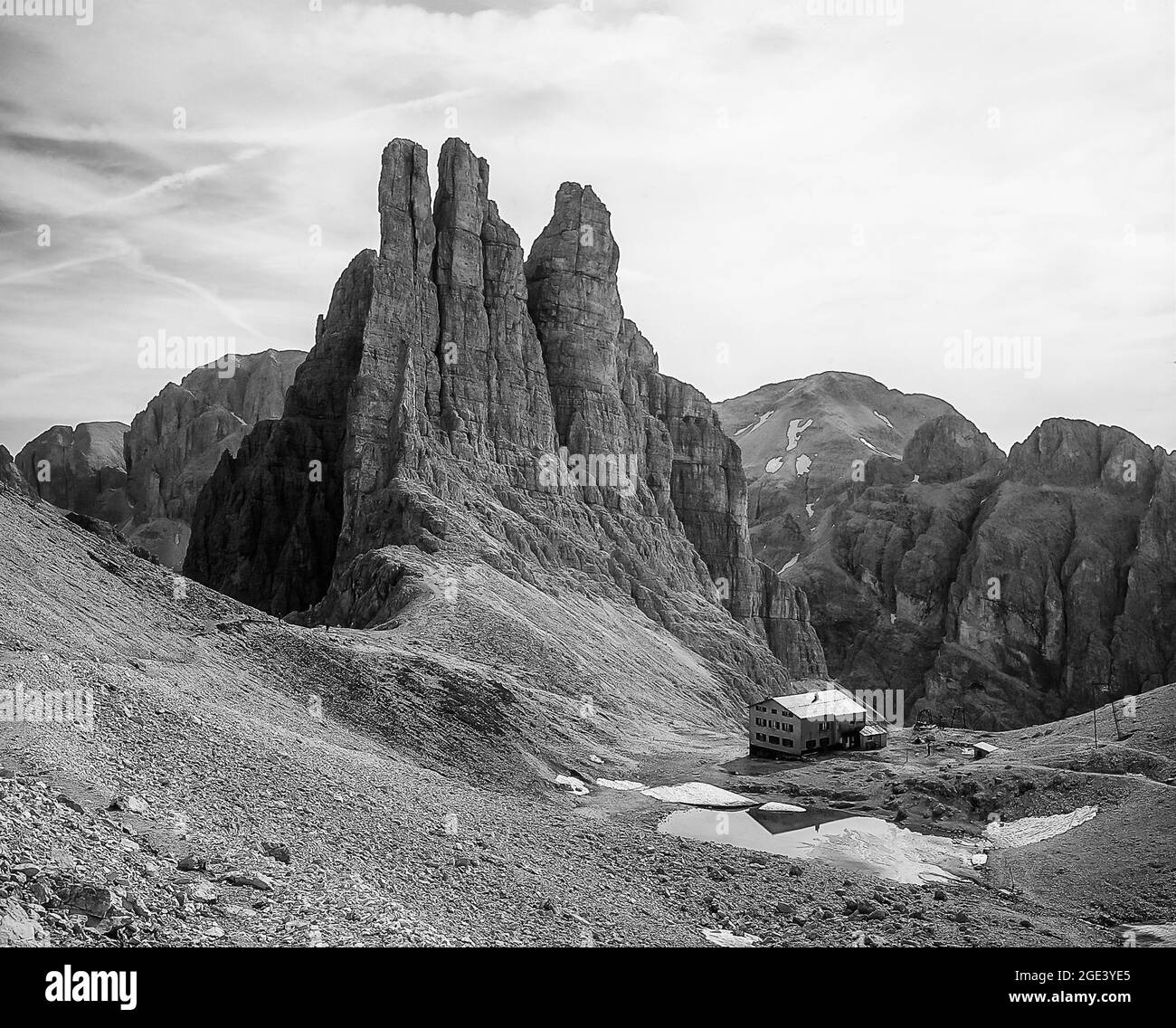 C'est le club alpin italien CAI propriété Rifugio Gartl-Alberto refuge de montagne à proximité des sommets formidables des Tours Vajolet dans la région des Dolomites Rosengarten des Dolomites italiens, l'Alto Adige du Sud Tyrol. Les amateurs de cinéma se souviendront que les Tours Vajolet étaient dans les premières scènes du film de Sylvester Stallone Cliffhanger quand une jeune femme est tombée à sa mort de la troisième tour. Banque D'Images