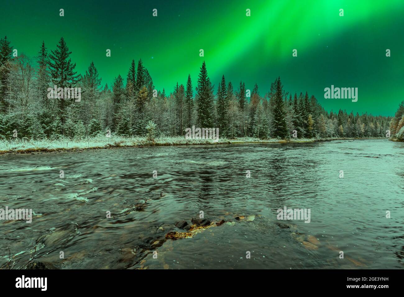 Image combinée de paysage fluvial nocturne près de Mörkret en Suède avec des forêts de conifères le long des rives et de petits rapides dans l'eau courante Banque D'Images