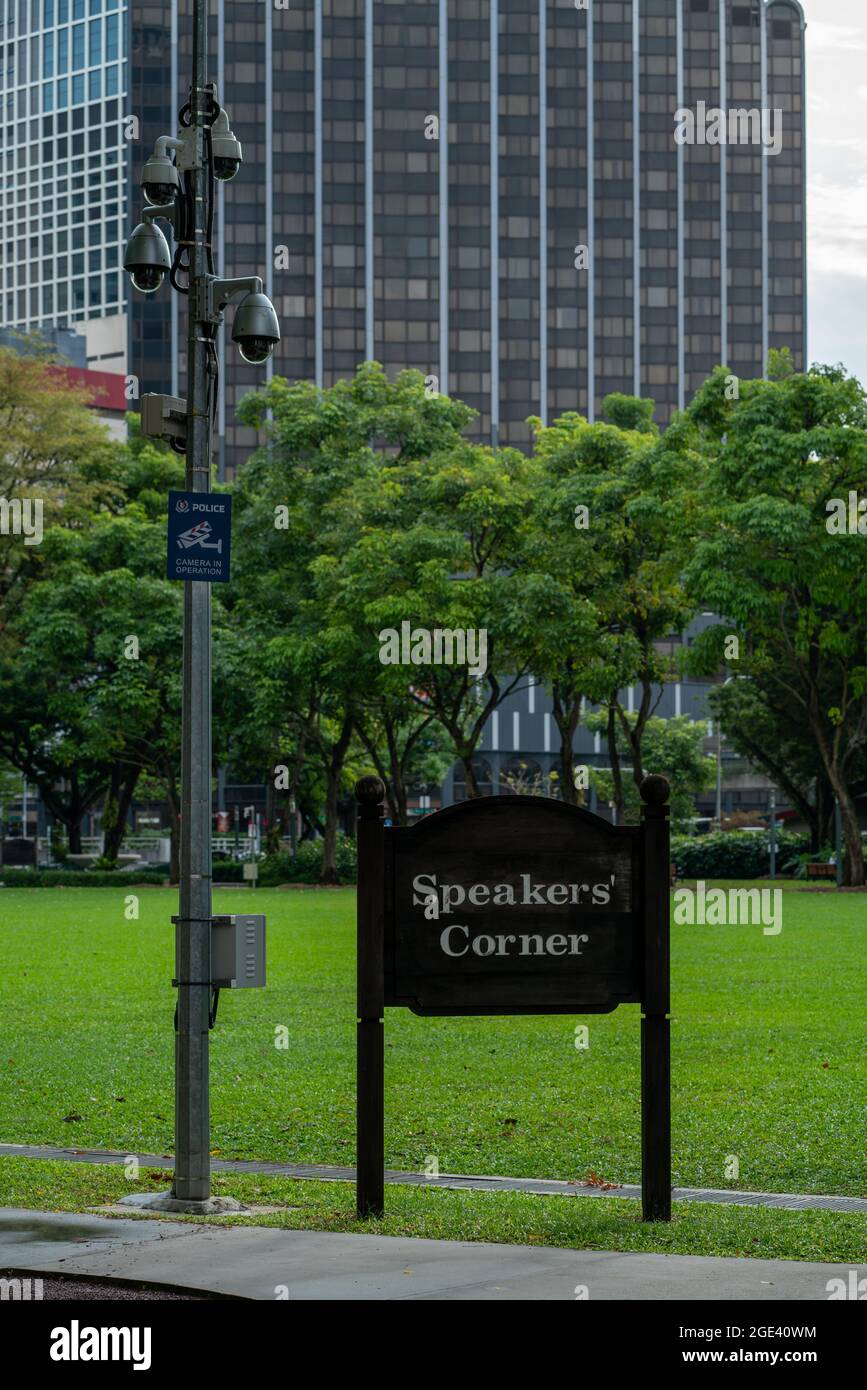 Panneau Speakerss' Corner à Hong Lim, à Singapour, à côté de plusieurs  caméras de surveillance Photo Stock - Alamy
