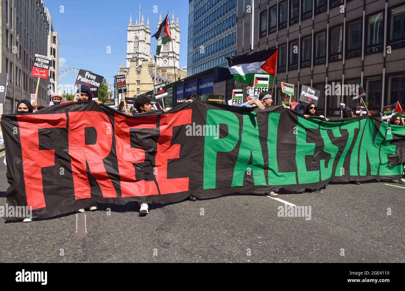 Londres, Royaume-Uni. 12 juin 2021. Les manifestants défilent avec une bannière « Palestine libre » dans le centre de Londres lors de la manifestation Justice pour la Palestine. Banque D'Images