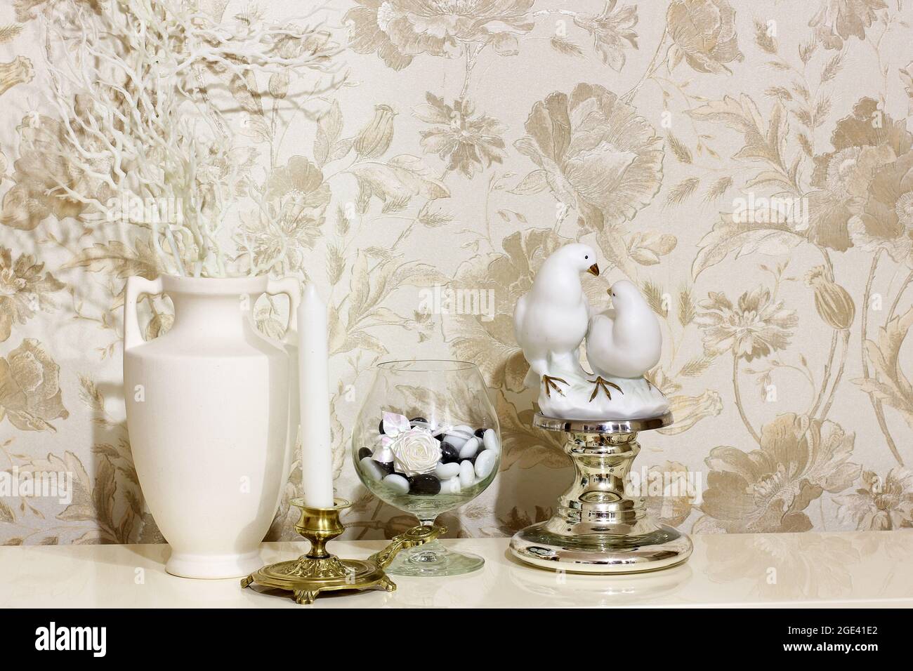 Beau maquillage.Figurine - pigeons et vase. Banque D'Images