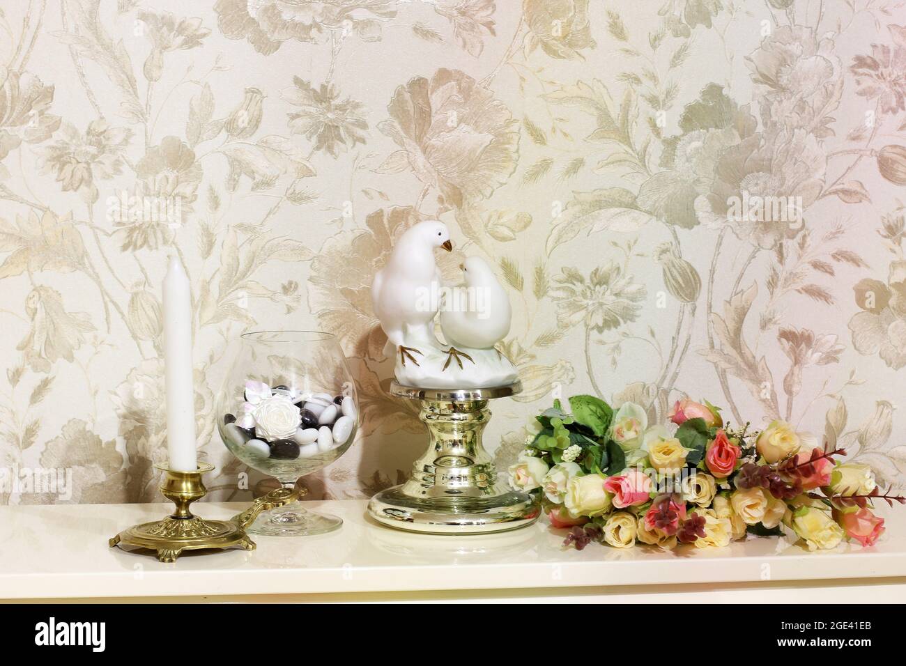 Beau maquillage.Figurine - pigeons et vase. Banque D'Images