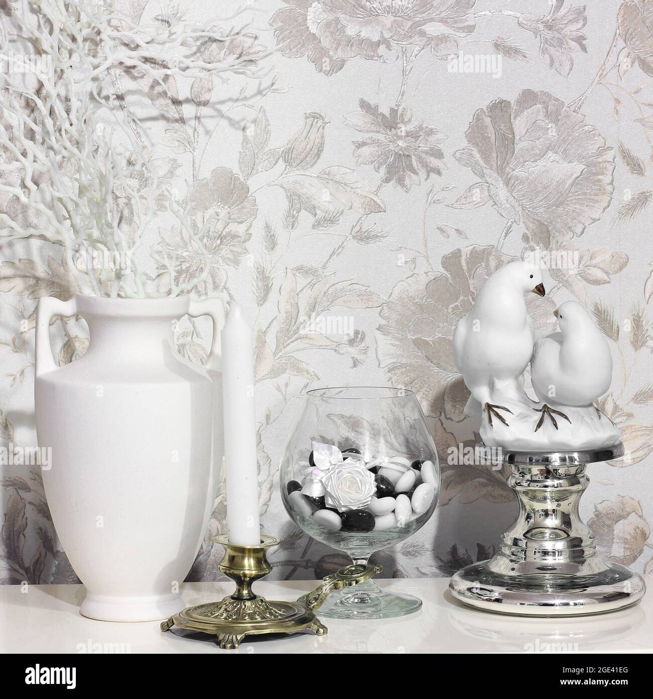 Beau maquillage.Figurine - pigeons et vase. Banque D'Images