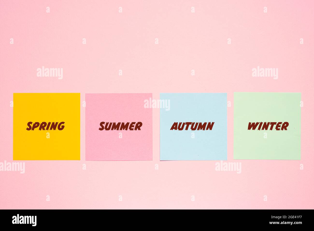 quelques feuilles de couleur avec le nom des quatre saisons Banque D'Images