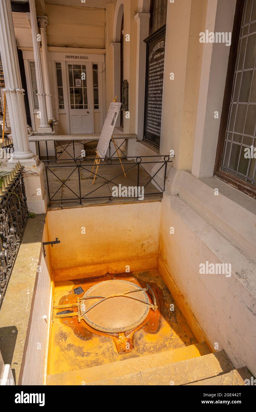 Panneau et le printemps aux Pantiles un quartier commerçant géorgien à colonnades près du printemps de chalybeate à Tunbridge Wells Kent. Banque D'Images