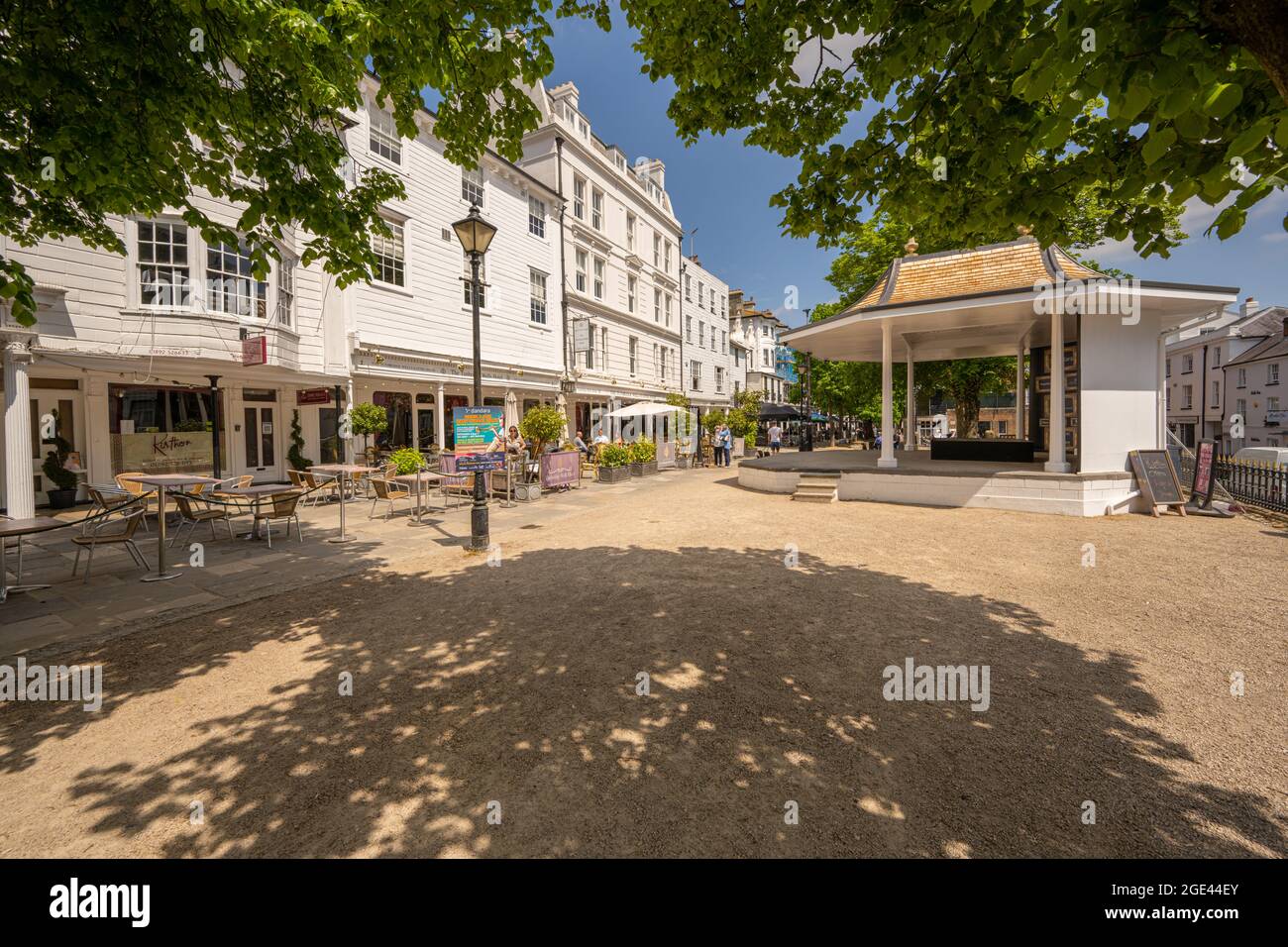 Bâtiments autour des Pantiles un quartier commerçant géorgien à colonnades près de la source de chalybeate à Tunbridge Wells Kent. Banque D'Images