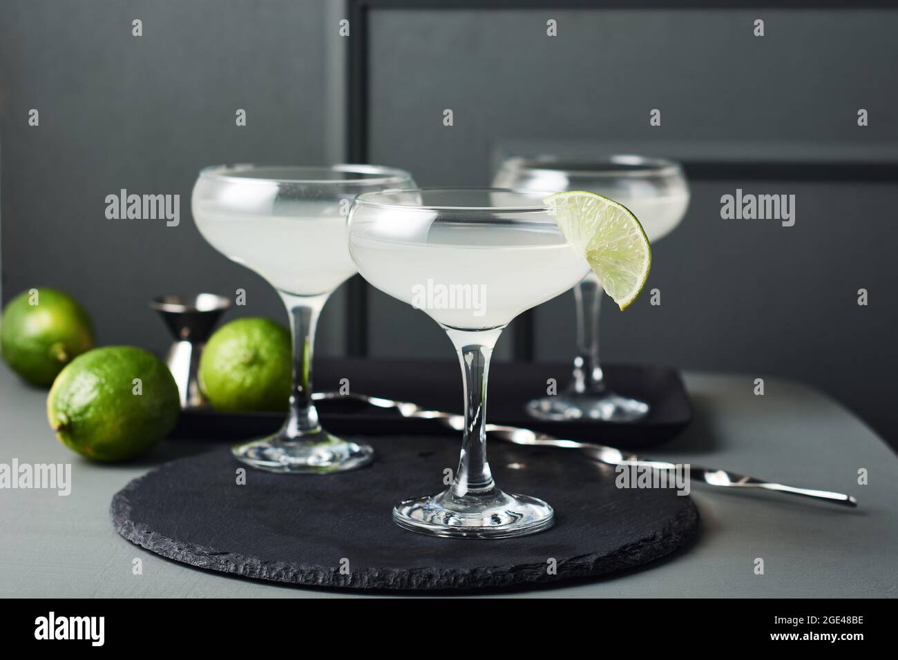 Cocktail Daiquiri. Boisson alcoolisée au citron vert dans un verre. Banque D'Images