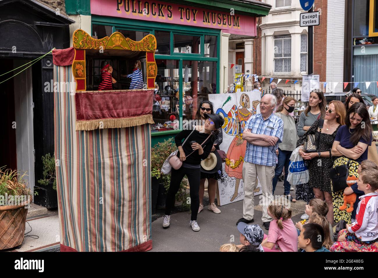 Pollock's Toy Museum Fitzrovia Fête ateliers, spectacles et jouer autour du musée sur Whitfield Street et Scala Street, centre de Londres, Royaume-Uni Banque D'Images