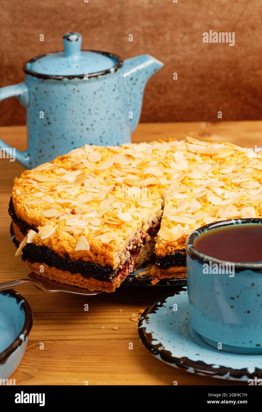 Gros Plan Gateau Maison Au Cassis Decore De Petales D Amande Et D Une Tasse De The Sur Une Table En Bois Photo Stock Alamy Gros Plan Gateau Maison Au Cassis Decore De Petales D Amande Et D Une Tasse De The Sur Une Table En Bois Photo Stock Alamy