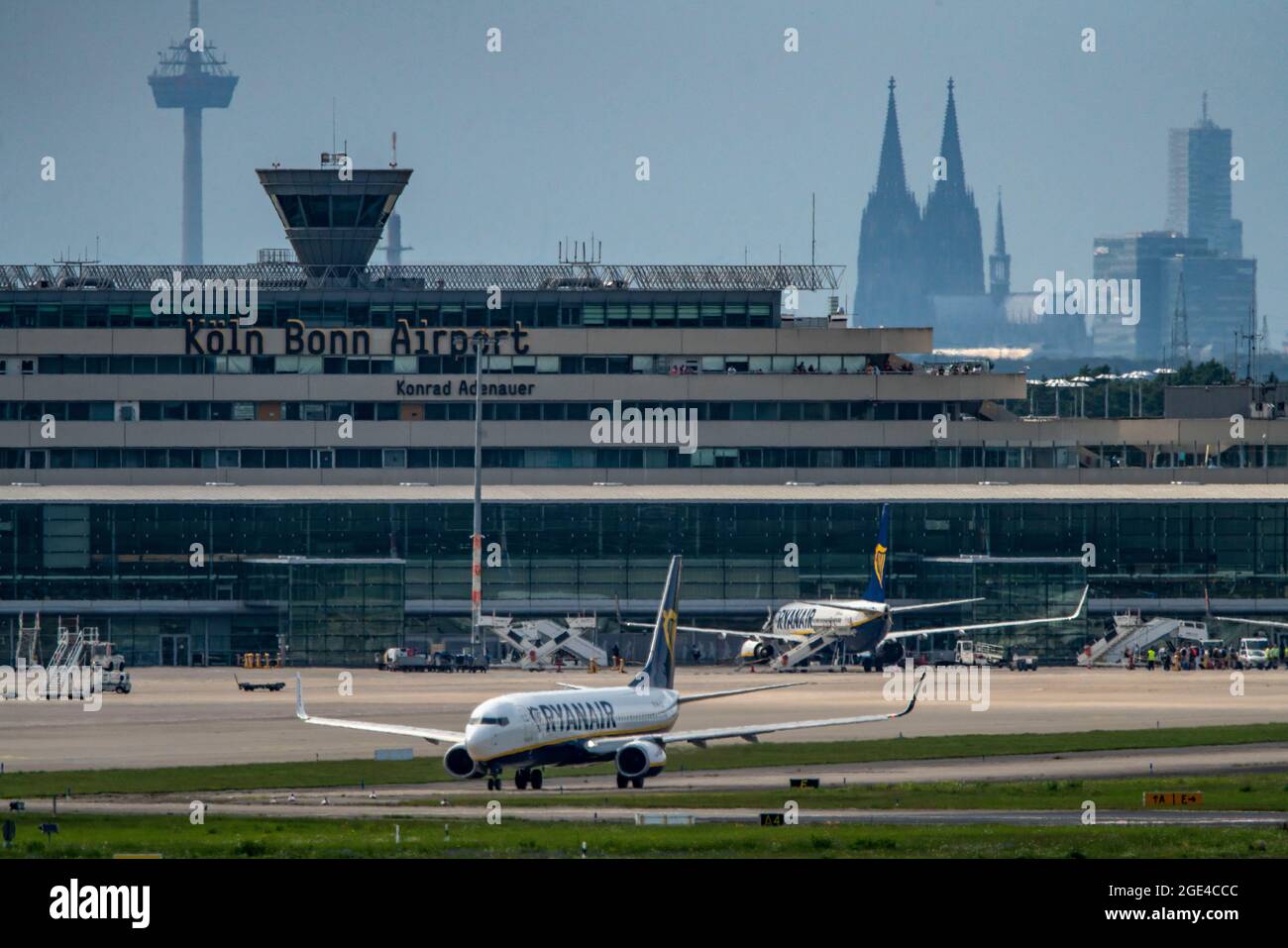 Aéroport de Cologne-Bonn, CGN, Ryanair Boeing 737 sur le taxi, Skyline, cathédrale de Cologne, Cologne, NRW, Allemagne Banque D'Images