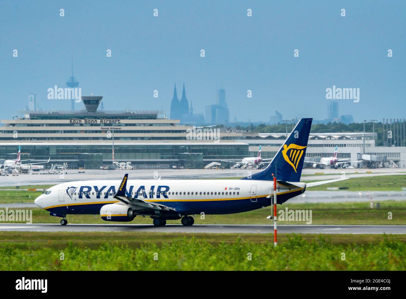 Aéroport de Cologne-Bonn, CGN, Ryanair Boeing 737, atterrissage, horizon, cathédrale de Cologne, Cologne, NRW, Allemagne Banque D'Images